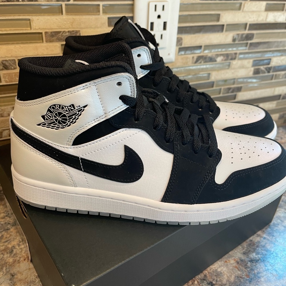Air Jordan 1 Mid SE
